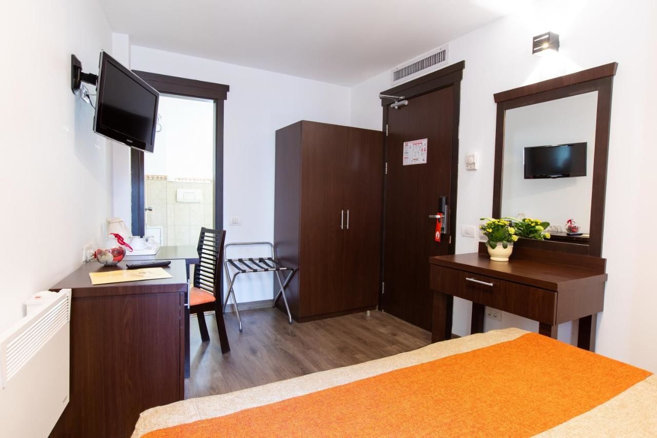 Отель Hotel Duke Armeneasca - Ex Tempo Бухарест-6