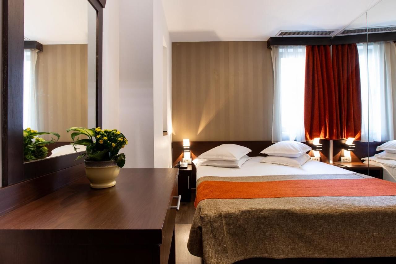 Отель Hotel Duke Armeneasca - Ex Tempo Бухарест-8