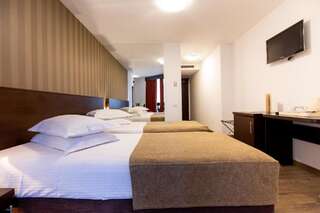 Отель Hotel Duke Armeneasca - Ex Tempo Бухарест Двухместный номер с 2 отдельными кроватями и балконом-2